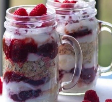 overnight raspberry oats in mason jars